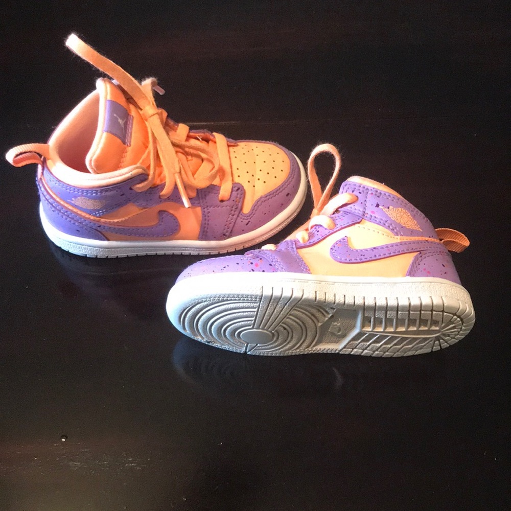AIR JORDAN 1 MID
"Orange Pulse / Atomic Violet"